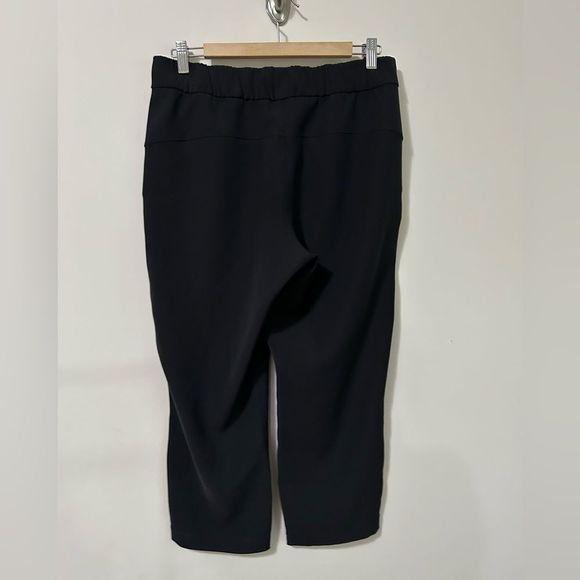 Lululemon On The Fly Crop *Woven 23" in Black - Picture 10 of 14
